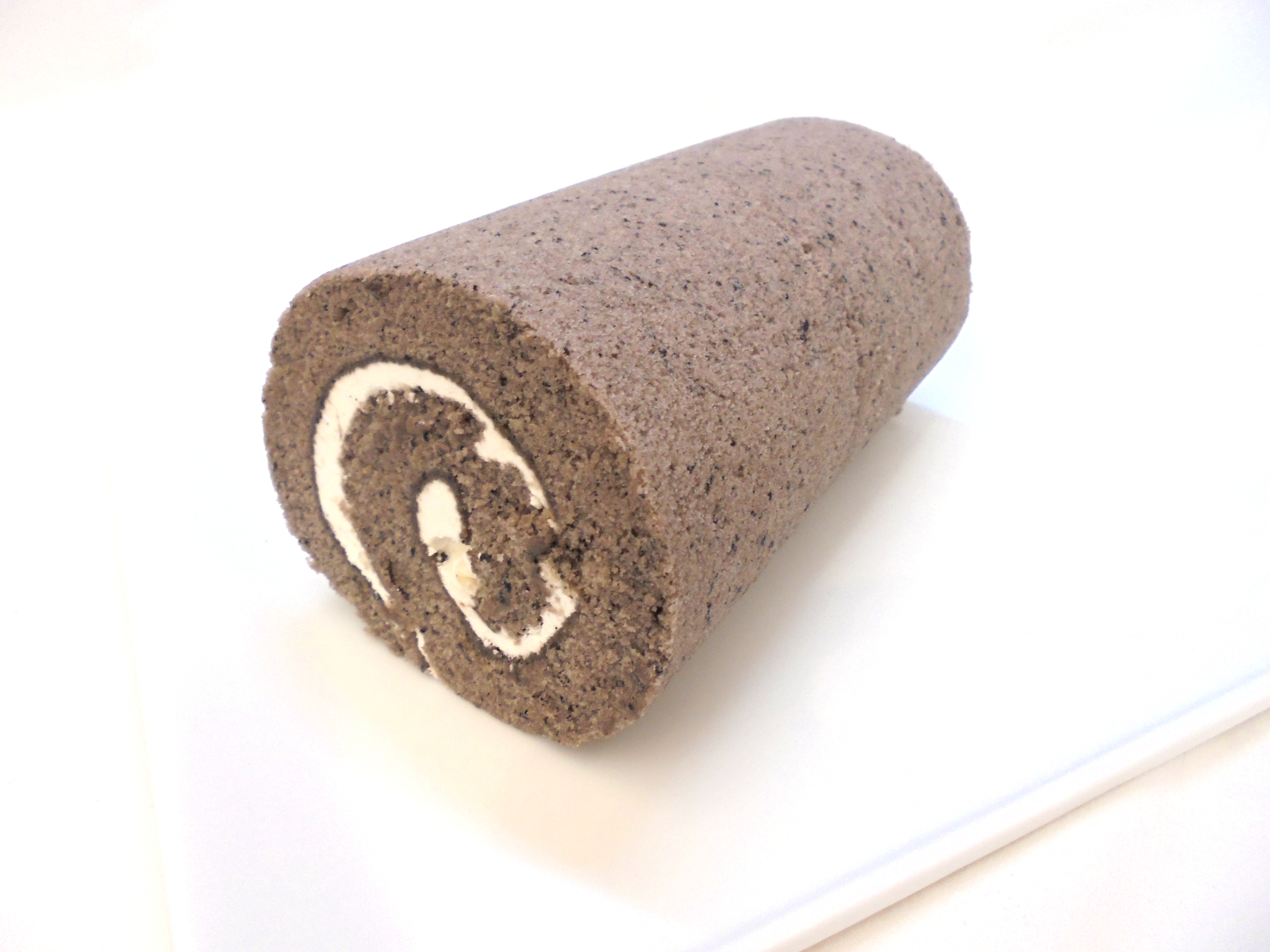 黒ごまとバニラホワイトチョコクリームのロール